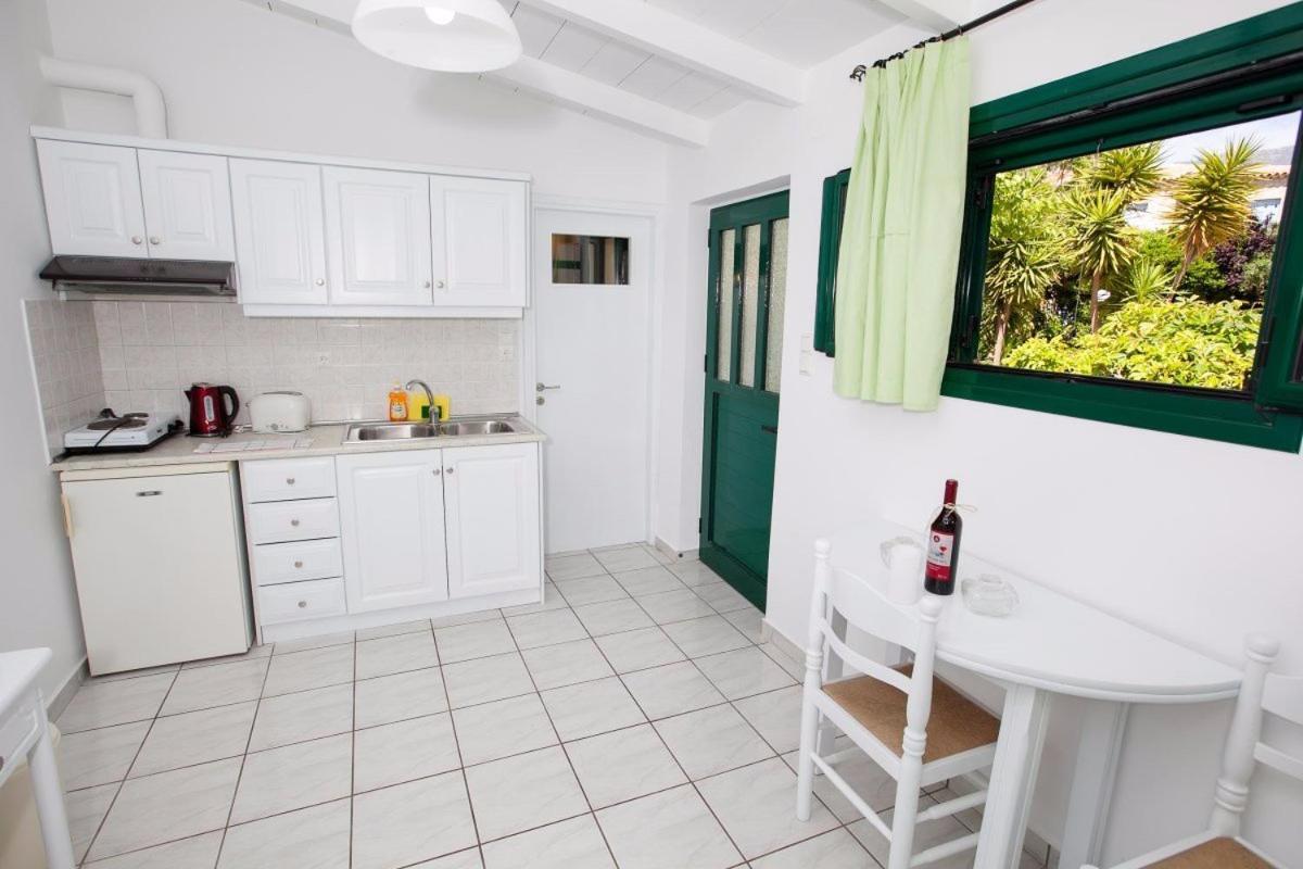 Athina Apartments 斯陶帕 外观 照片